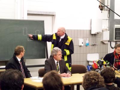 Auf Pressekonferenz nach Einsturz des Stadtarchivs